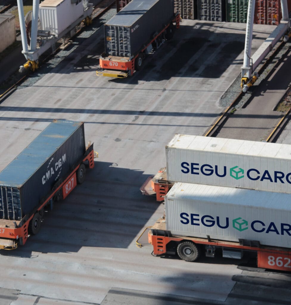 Contenedores de Segucargo sobre chasis en un terminal portuario