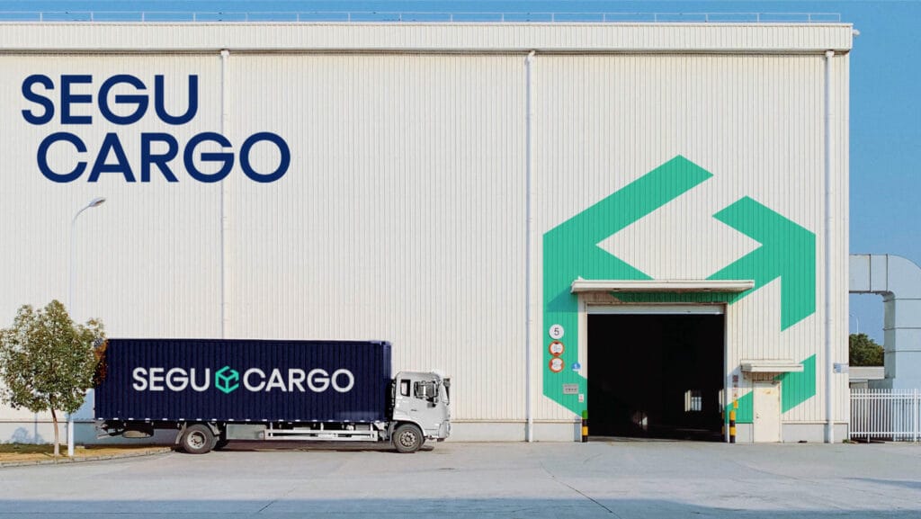 Camión de Segucargo con contenedor estacionado frente a la bodega de la empresa